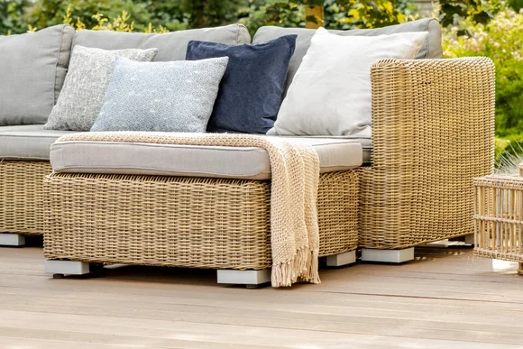 Gartenmöbel aus Rattan auf einer Terrasse